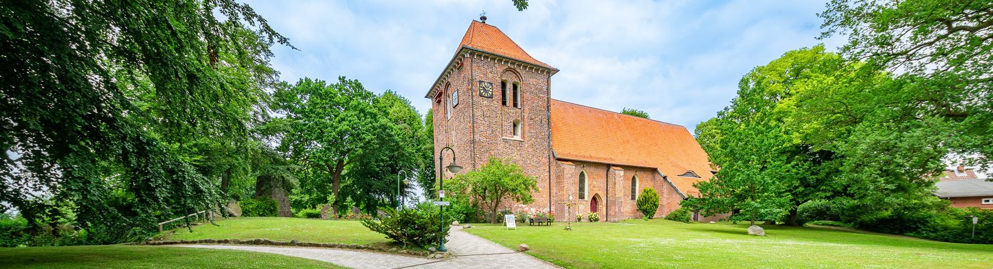 Frontaufnahme der Kirche Lensahn