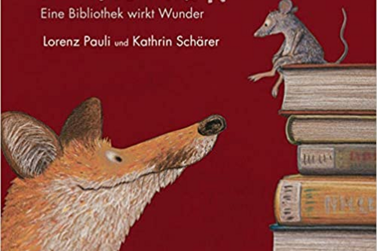 Ein Fuchs schaut auf zu einer Maus, die auf Büchern sitzt