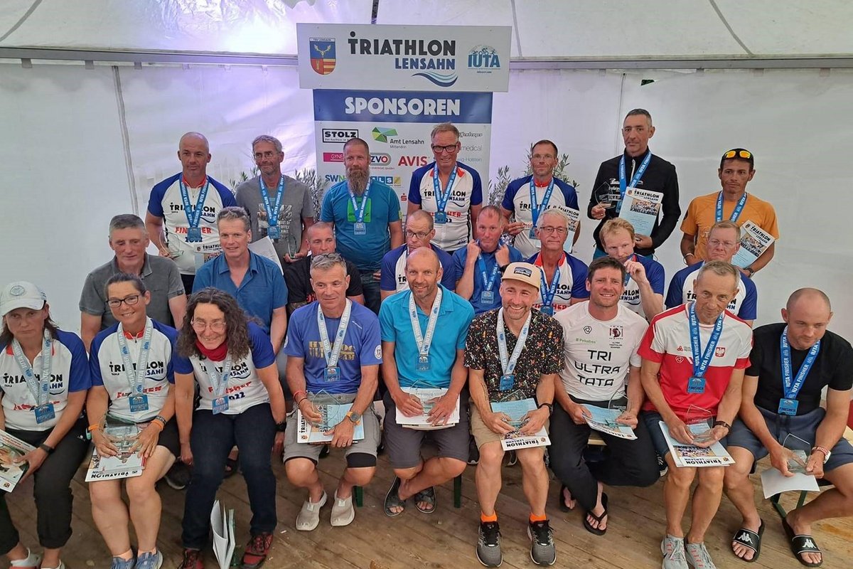 Siegerehrung mit allen Teilnehmern des Triple Ultra Triathlons