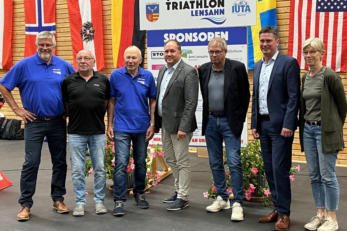 Bürgermeister Robien mit den Organisatoren des Triple Ultra Triathlon