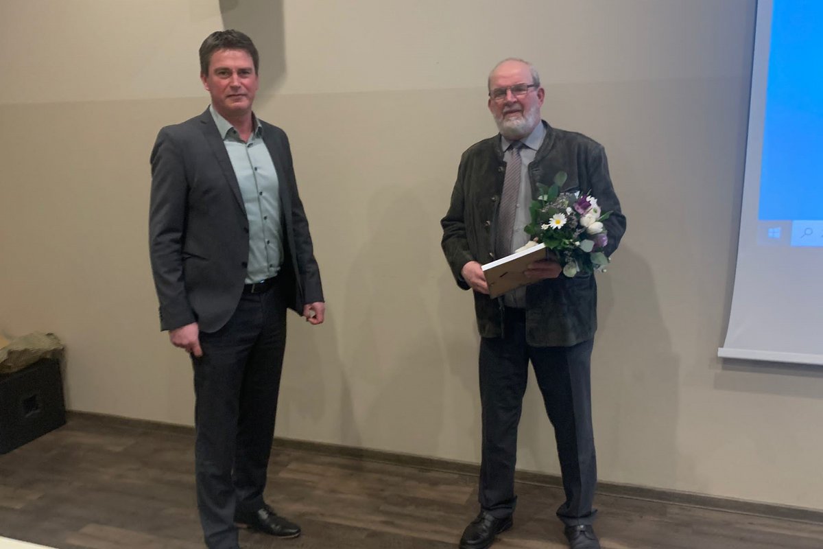 Bürgermeister Michael Robien mit dem ehemaligen Büroleitenden Beamten Dieter van Bühren