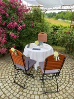 Tisch am Rosenbusch für Außentrauung