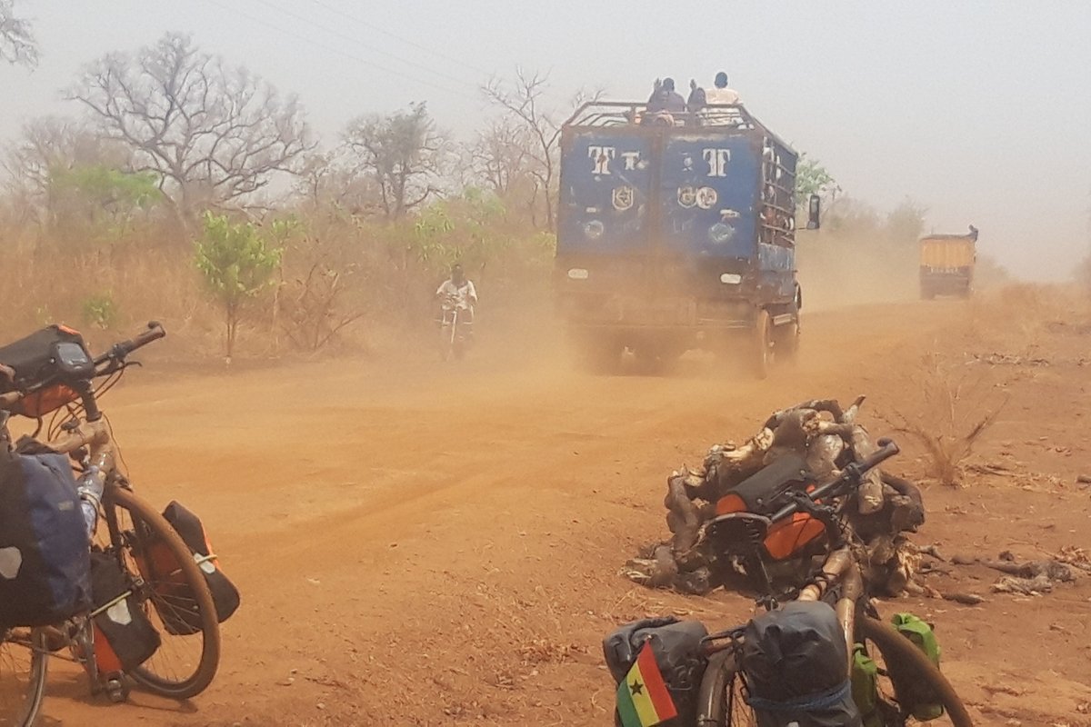 Befahrene Sandstraße in Ghana
