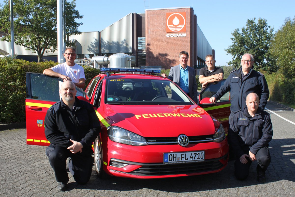 Bürgermeister Michael Robien mit Vertretern der Feuerwehr und Firma Codan bei der Übergabe des Kommandowagens für die Feuerwehr Lensahn