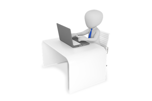 3D Männchen sitzt an einem Schreibtisch mit einem Notebook