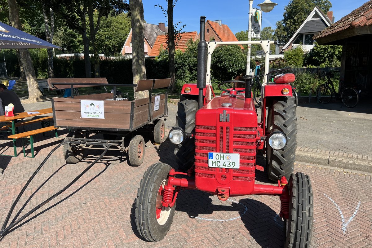 Trecker mit Anhänger auf dem Schützenplatz zum Fest der Vereine und Verbände 2023