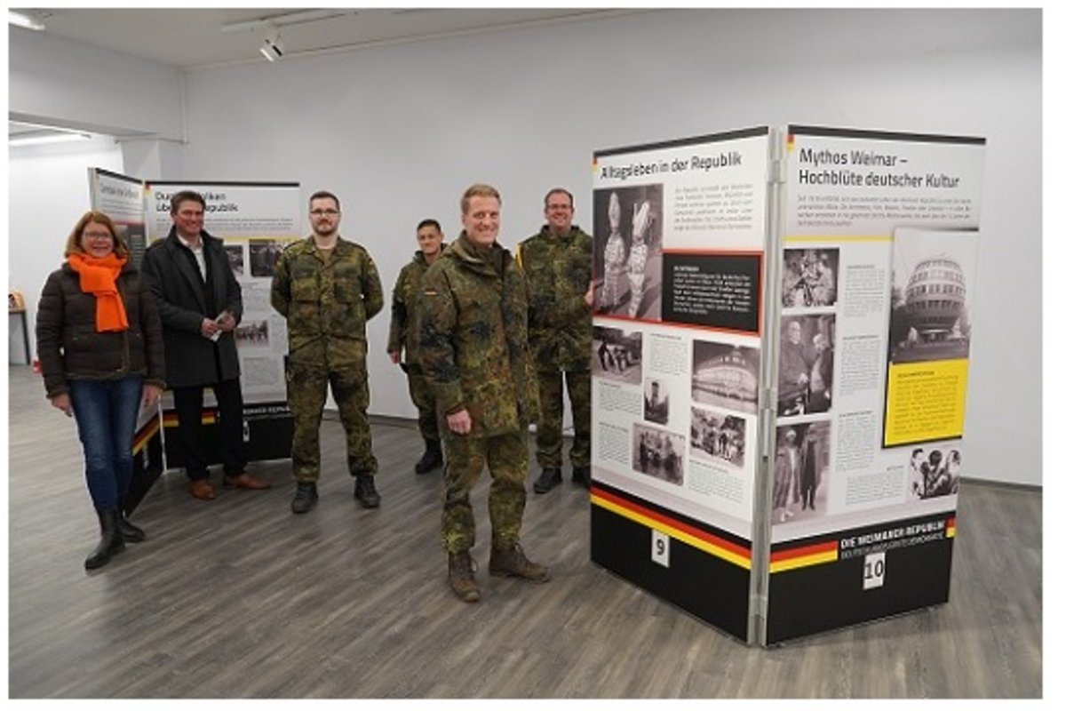 Petra Rathje, Bürgermeister Michael Robien und Soldaten der Patenkompanie präsentieren die Ausstellung im alten Kik-Gebäude