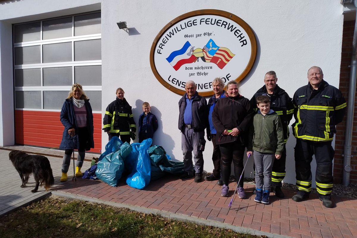 Freiwillige Teilnehmer stehen vor dem Feuerwehrhaus Lensahnerhof