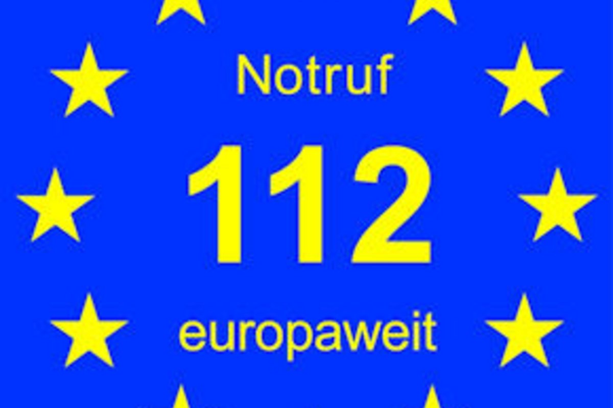 Notruflogo mit blauem Hintergrund, 12 kreisförmig angeordneten Sternen und der Notrufnummer 112