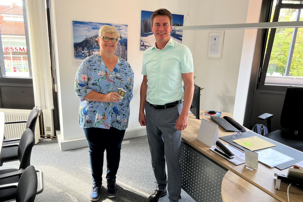 Bürgermeister Michael Robien und Gewinnerin Daniela Milon bei der Gewinnübergabe im Büro des Bürgermeisters