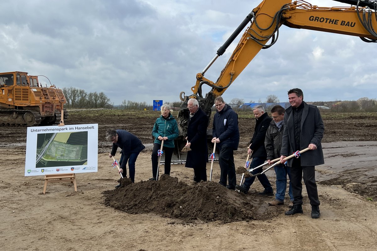 Bürgermeister Robien mit weiteren Beteiligten beim Spatenstich auf dem Baugelände