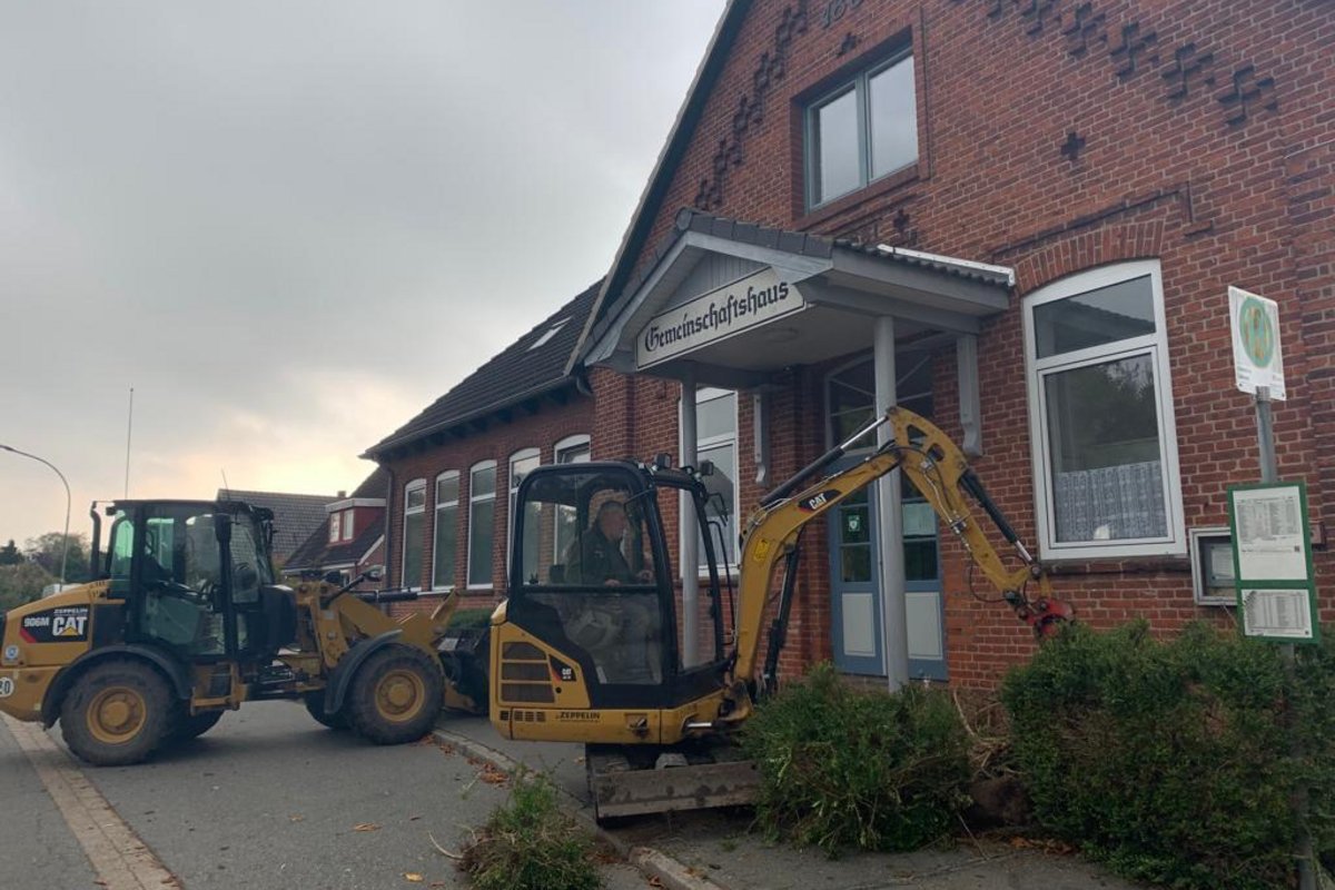 Baggerarbeiten vor dem Gemeinschaftshaus