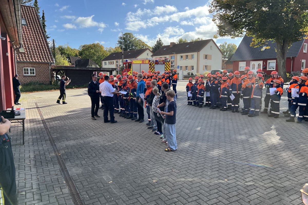 Mitglieder der Jugendfeuerwehr stehen vor dem Feuerwehrhaus Lensahn