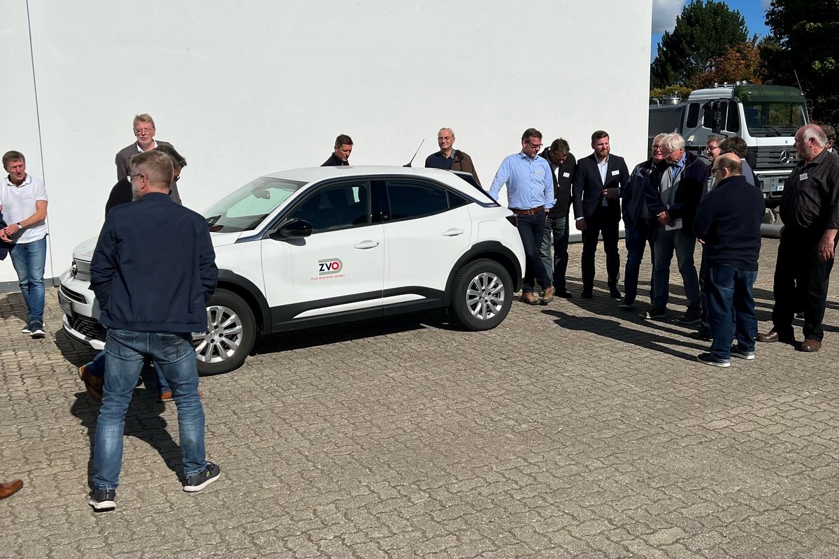 Mehrere Personen stehen an einem Fahrzeug des Zweckverband Ostholstein