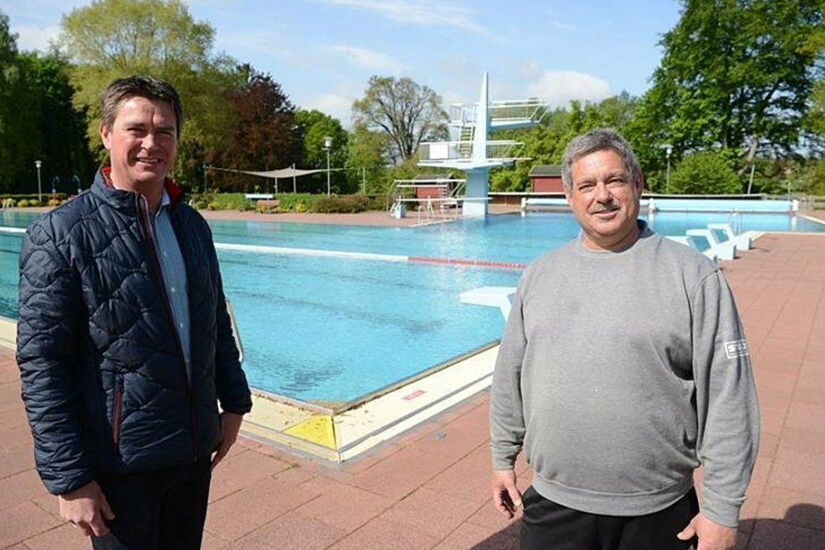 Bürgermeister Michael Robien und Schwimmbadmeister Thomas Lender stehen am Beckenrand im Waldschwimmbad Lensahn