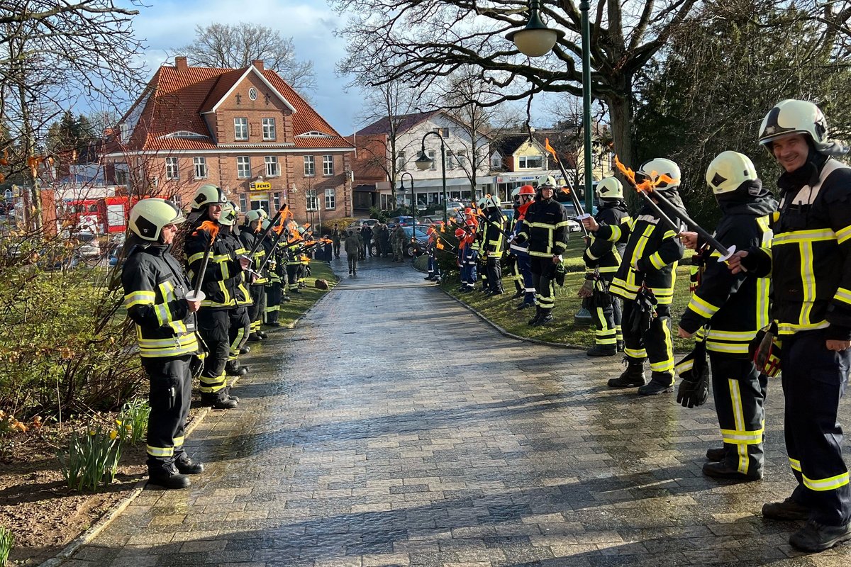 Die Feuerwehr der Gemeinde Lensahn steht Spalier vor der Kirche
