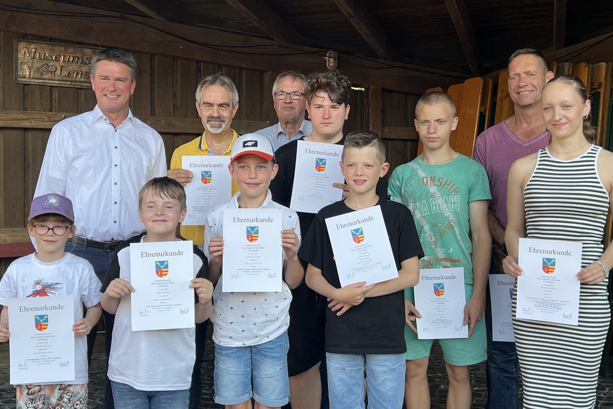 Bürgermeister Robien, Bürgervorsteher Winter und die geehrten Personen posieren für ein Foto