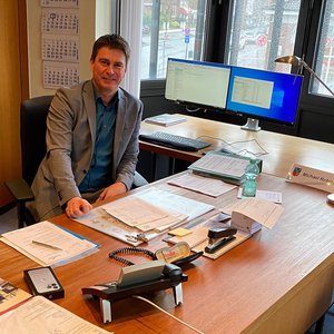 Bürgermeister Michael Robien sitzt am Schreibtisch in seinem Büro im Rathaus