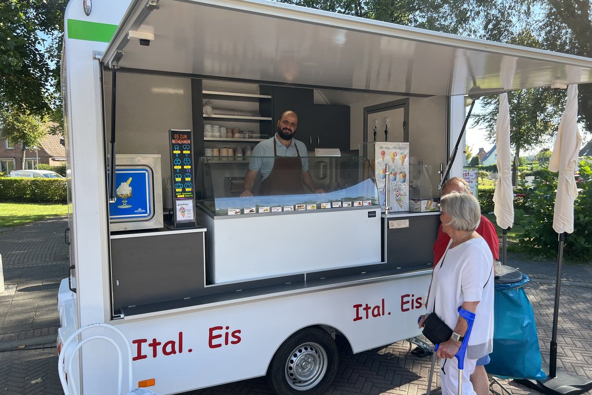 Stand des Eiscafe Cortina auf dem Fest der Vereine und Verbände 2023