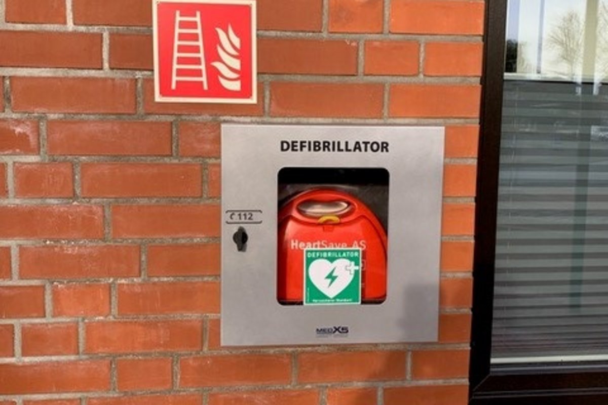Außenfassade Rathaus mit installiertem Defibrilator