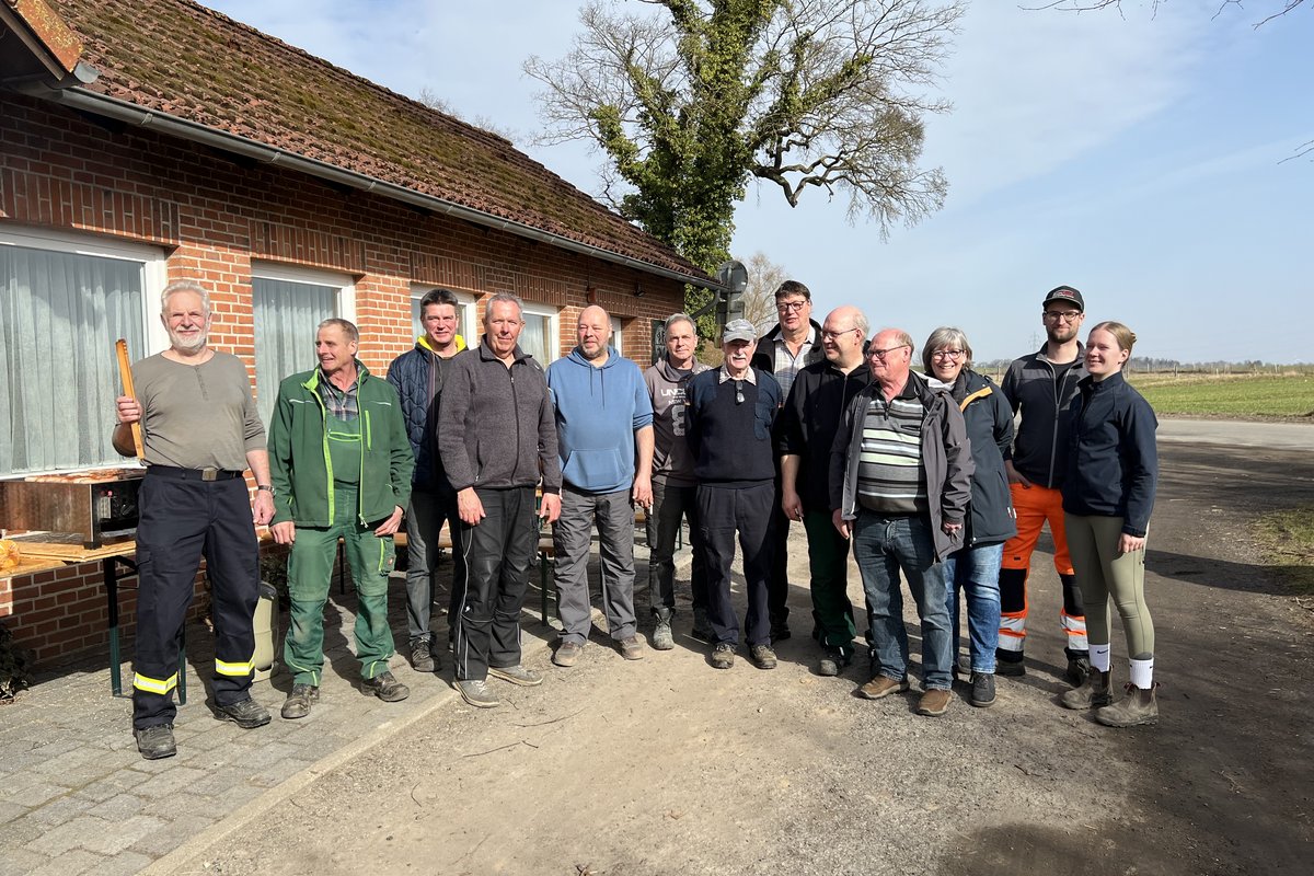 Freiwillige Teilnehmer stehen vor dem Feuerwehrhaus Wahrendorf