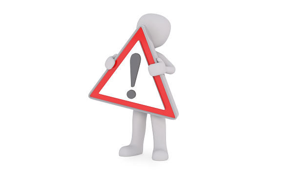 3D Figur hält ein rot umrandetes Dreieck mit einem abgebildeten Ausrufezeichen in der Hand