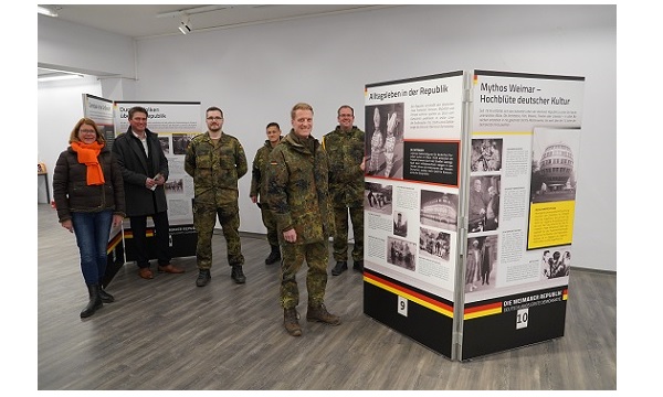 Petra Rathje, Bürgermeister Michael Robien und Soldaten der Patenkompanie präsentieren die Ausstellung im alten Kik-Gebäude