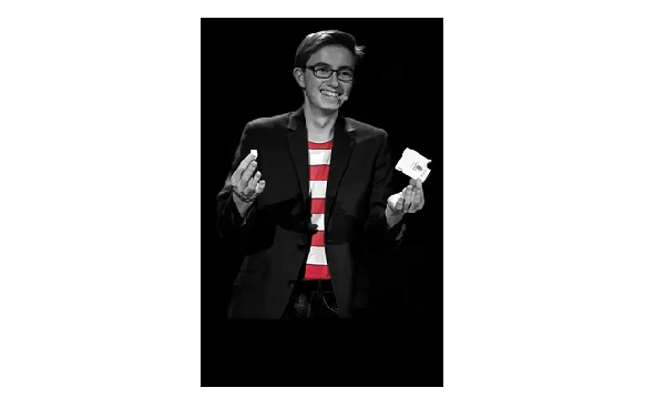 Zauberkünstler Tjark Schlößer hält Karten in der Hand